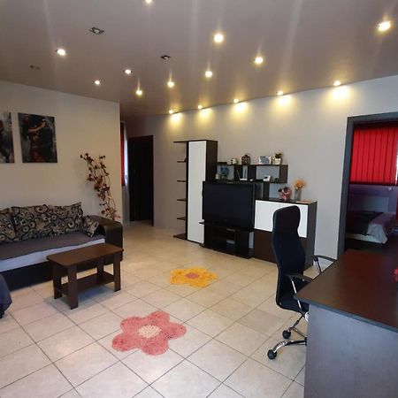 Spacious, Modern Condo In New Villa - Sleeps 6 Bukarest Exterior foto